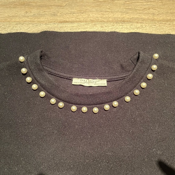 Zara size small cropped sweater with pearl necklace - Picture 3 of 6